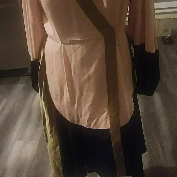 BCBGMAXAZRIA WRAP AROUND DRESS SIZE XS - Picture 7 of 9